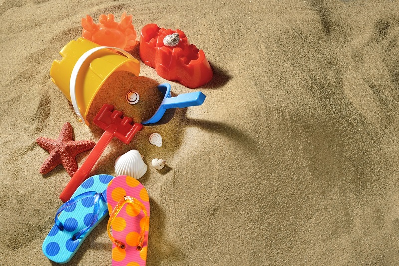 夏天带宝宝去沙滩千万别这样玩，小心沙子会“吞人”！