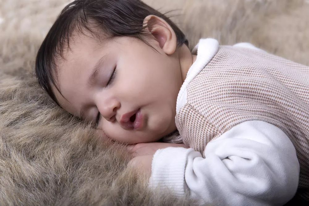 为什么宝宝爱出汗，尤其是睡着后还满头大汗？
