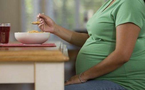 300斤超重孕妇“艰难”产子 孕期如何控制体重？