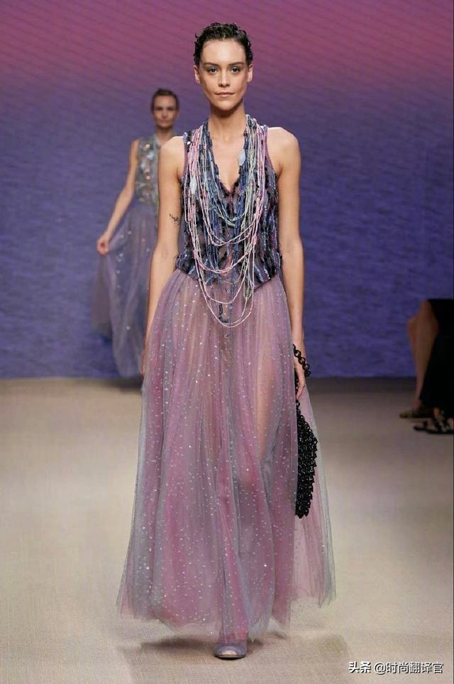 微微时尚搭配紫色连衣沙裙的简单介绍