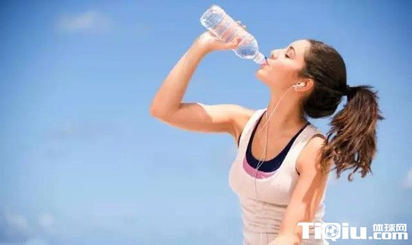 跑步运动需要科学饮水 饮水得当可排毒瘦身