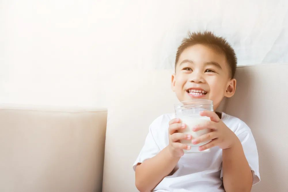5岁以下孩子喝什么最好？权威指南只推荐这四种