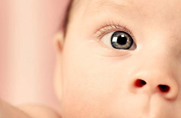 宝宝眼睛里突然出现黑点怎么办？