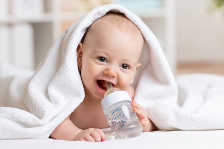 6个月内的宝宝每天只喝奶，还要给他单独喂水吗？