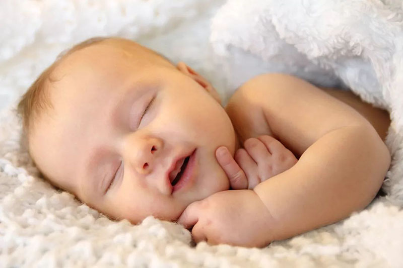 宝宝睡觉时为什么会突然笑起来？是做美梦了吗？