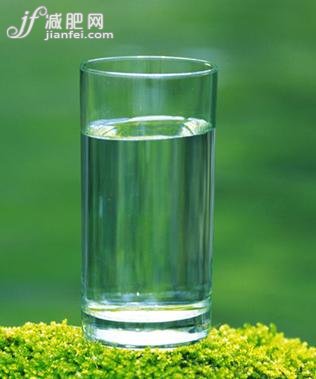 清晨喝水有讲究 利排毒减肥显速效