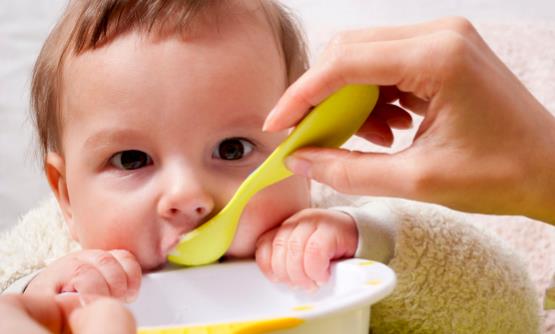 判断宝宝饥饱这些方法超有效 不要宝宝一哭就喂奶