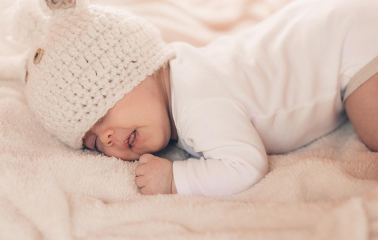 怎么防止宝宝掉床 新生儿一放到床上就醒怎么回事