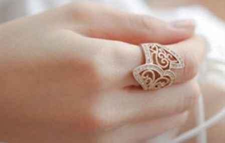 左手食指带戒指是什么意思女 戒指的冷知识你知道吗