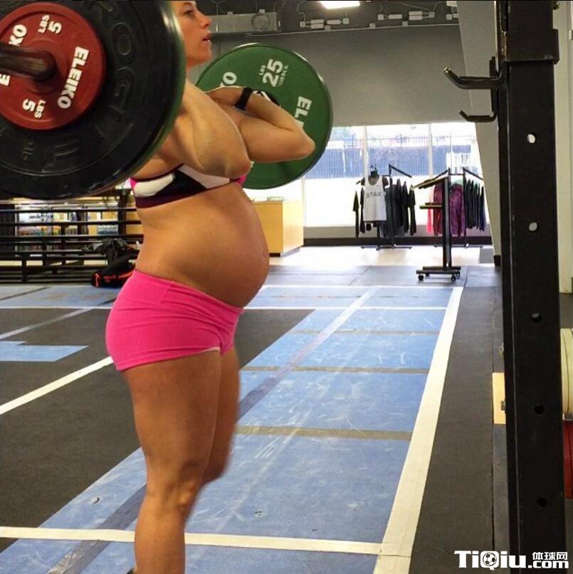 怀孕8月仍可举70公斤杠铃 美国美女健身教练太强悍