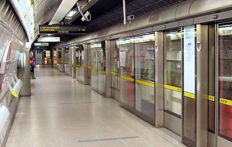 如果在地铁被门夹住应该怎么办-被地铁门夹到的人会怎么样