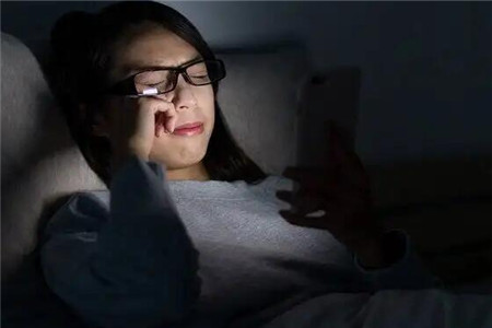 睡前玩手机会加重疲劳，晚上最好不做四件事