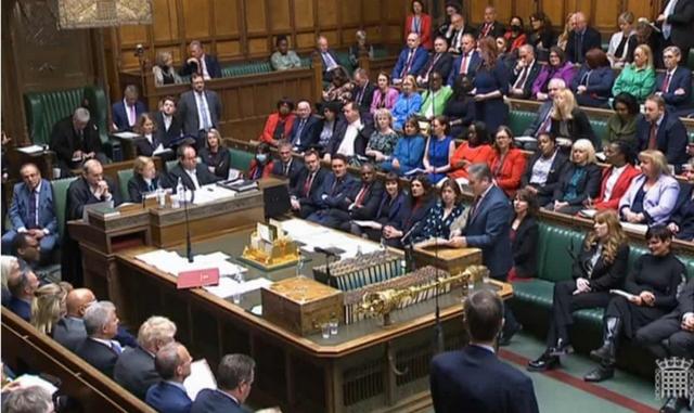 英国男议员被指在下议院开会时观看色情片，保守党发起调查