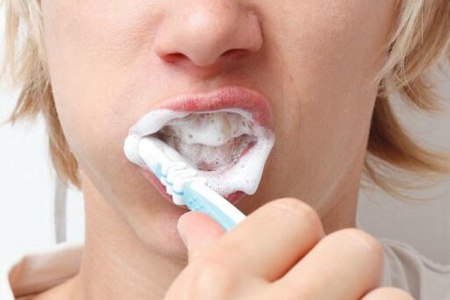 牙龈出血是什么原因？这五个原因导致的不容忽视