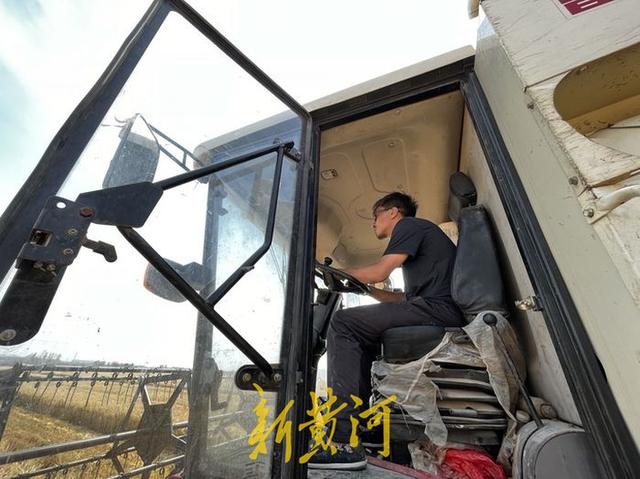 山村农机手：收割机里装上挂式空调，两分地麦子也单独收