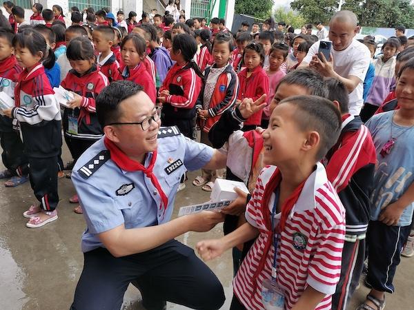 情系三江侗族儿童，上海移民管理警察为山区孩子送去“六一”节日祝福