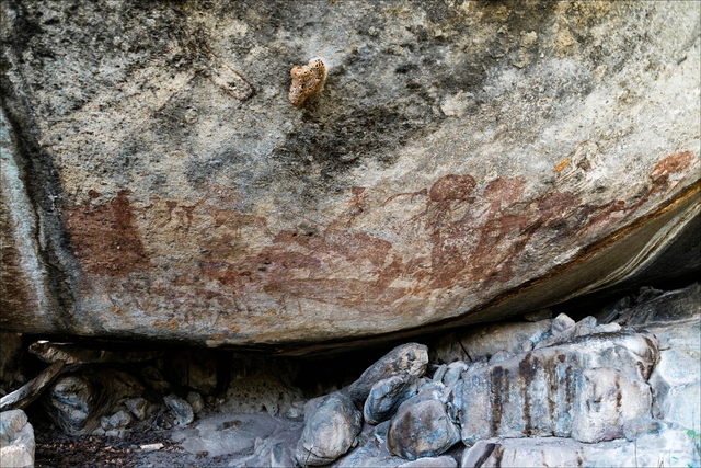 研究揭示了几千年前画在洞穴墙壁上的“外星人”形象