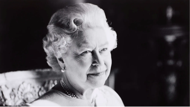 英女王去世当日，白金汉宫出现“长虹贯日”奇观，这有什么预兆？