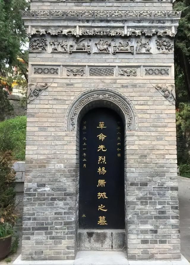 49年杨虎城遗体被确认后，邓小平含泪要求换个好棺材：不要怕花钱