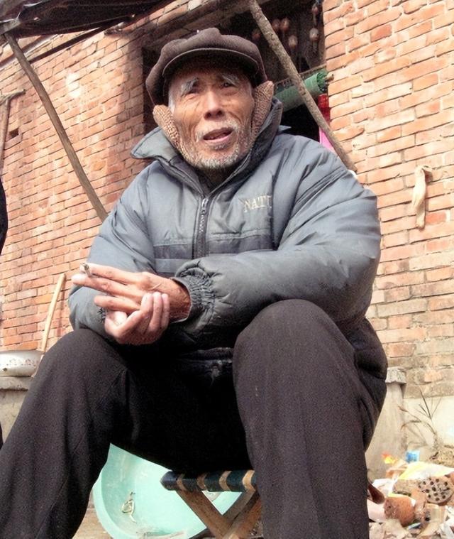 49年杨虎城遗体被确认后，邓小平含泪要求换个好棺材：不要怕花钱