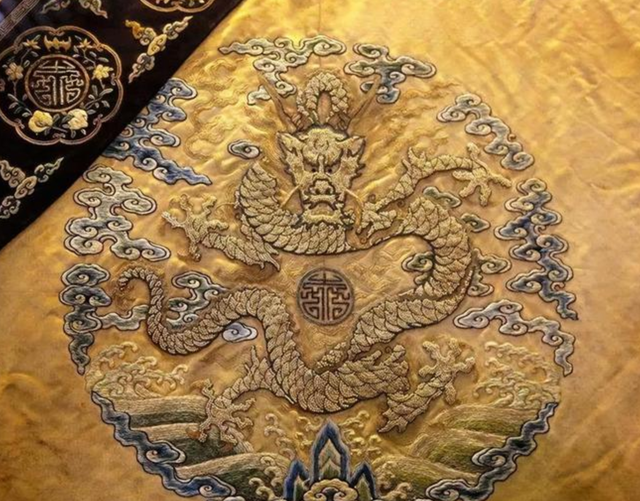 内蒙古出土“康熙女儿”墓：身穿龙袍、头戴凤冠，陪葬品价值上亿