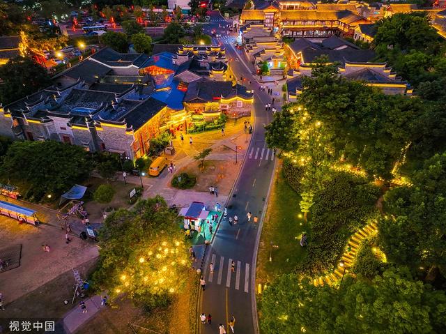 江西赣州：江南宋城历史文化街区灯光璀璨 夜景迷人