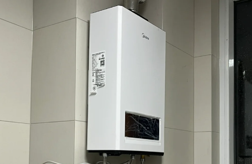 热水器安装是不是紧贴墙面-热水器安装是否需要固定下面