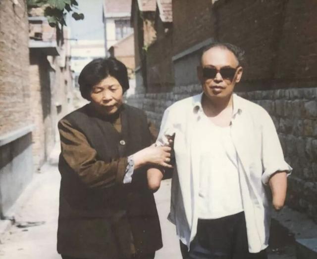 朱彦夫为国家没了手脚，她守护55年生6孩，去世后他亲自披麻戴孝