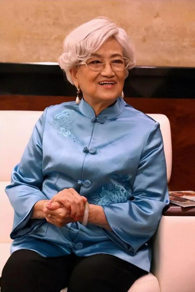 95岁“林妹妹”优雅老去，穿刺绣旗袍戴珍珠，气质依然优雅高贵