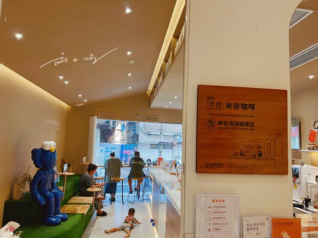 广州市番禺区的“网红书店”，大书架足足七层楼高，一眼望不到头