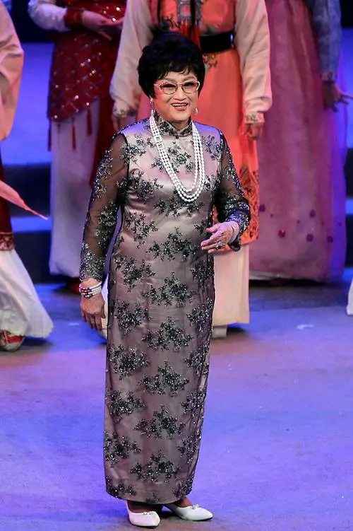 95岁“林妹妹”优雅老去，穿刺绣旗袍戴珍珠，气质依然优雅高贵