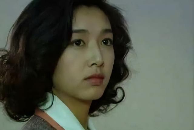 江珊，靳东爱过的女人，出道即巅峰，年轻时的她是真的美
