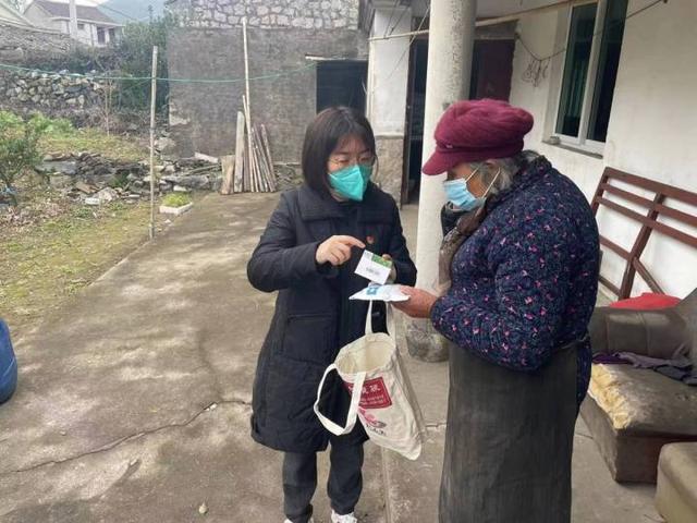 近700份“防疫包”半天发放到位！普陀桃花镇党员干部迅速行动为老人送健康