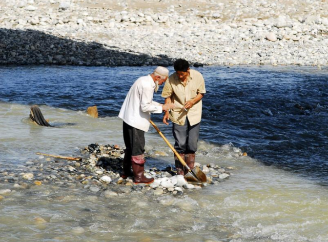 新疆石农的一块奇石10000元卖出，2018年拍价1260万，他后悔吗？