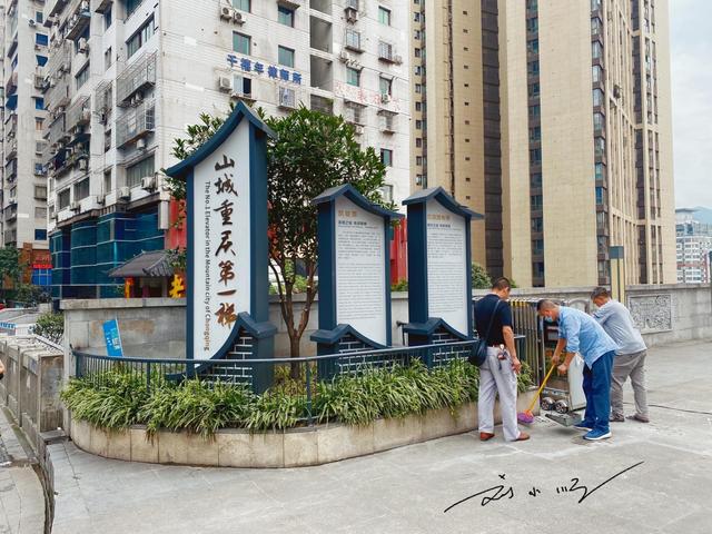 重庆的奇葩公共交通，被称为“山城重庆第一梯”，好多游客来打卡