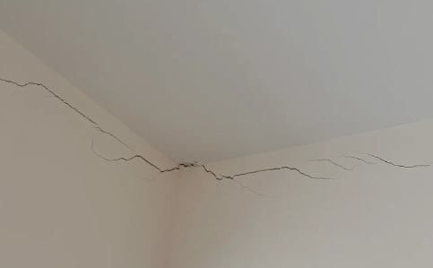 天花板细长裂缝危险吗-天花板细长裂缝是潮湿引起的吗