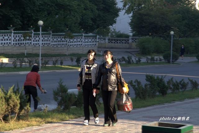 街拍朝鲜：平壤市民真实的生活场景，生活虽很简单但满足感很强