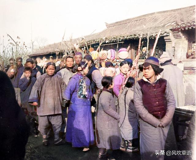 1909年北京的春节，火药局前母子晒太阳，崇元观里女子花枝招展