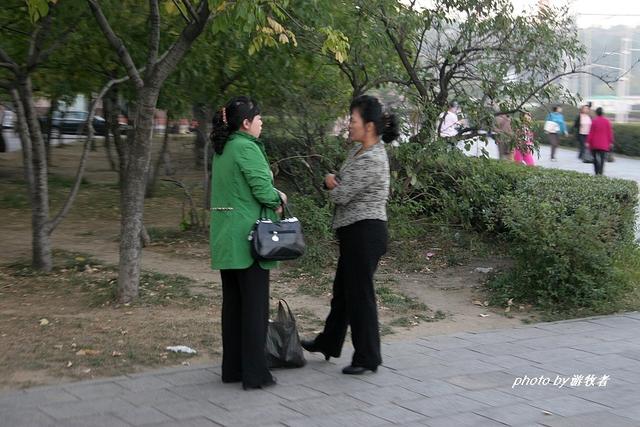 街拍朝鲜：平壤市民真实的生活场景，生活虽很简单但满足感很强