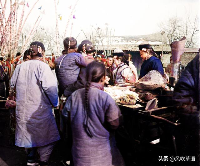 1909年北京的春节，火药局前母子晒太阳，崇元观里女子花枝招展