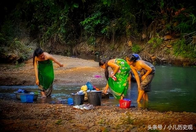 实拍老挝姑娘在河边洗澡，河水很干净，尴尬难以启齿