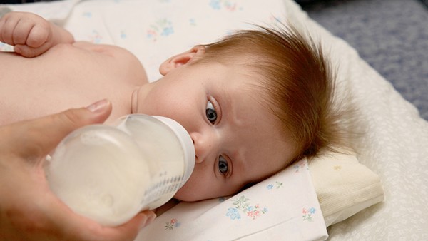 两个月宝宝为什么会眼皮肿 如何解决宝宝眼皮肿