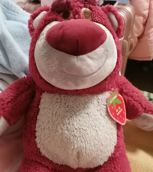 草莓熊的眉毛一高一低是正品吗-草莓熊嘴巴为什么是歪的