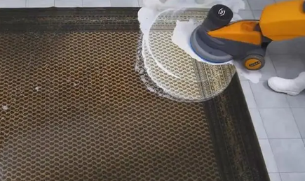 清洗地毯是摆刷还是滚刷好-用什么清洗地毯比较干净